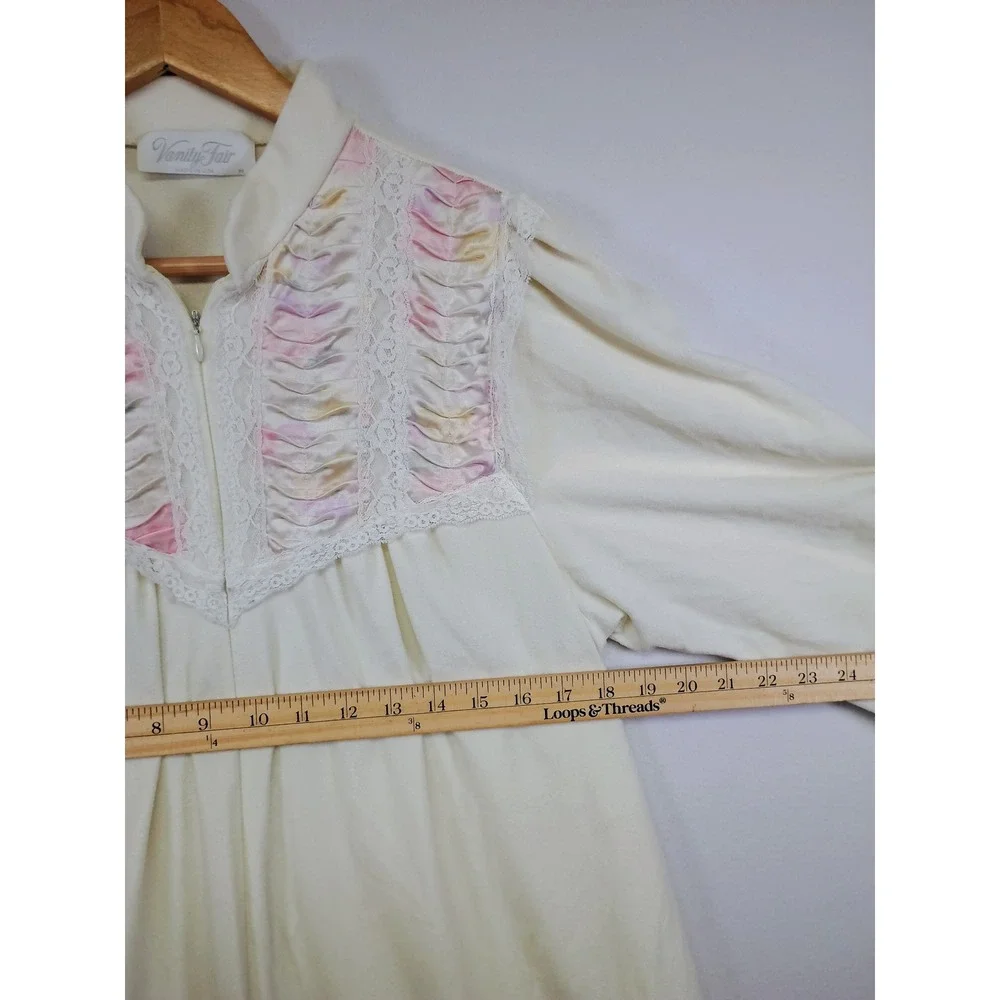 Vintage Grandmacore Vanity Fair Women M Cream Lace Floral Smocked Zip Front Robe